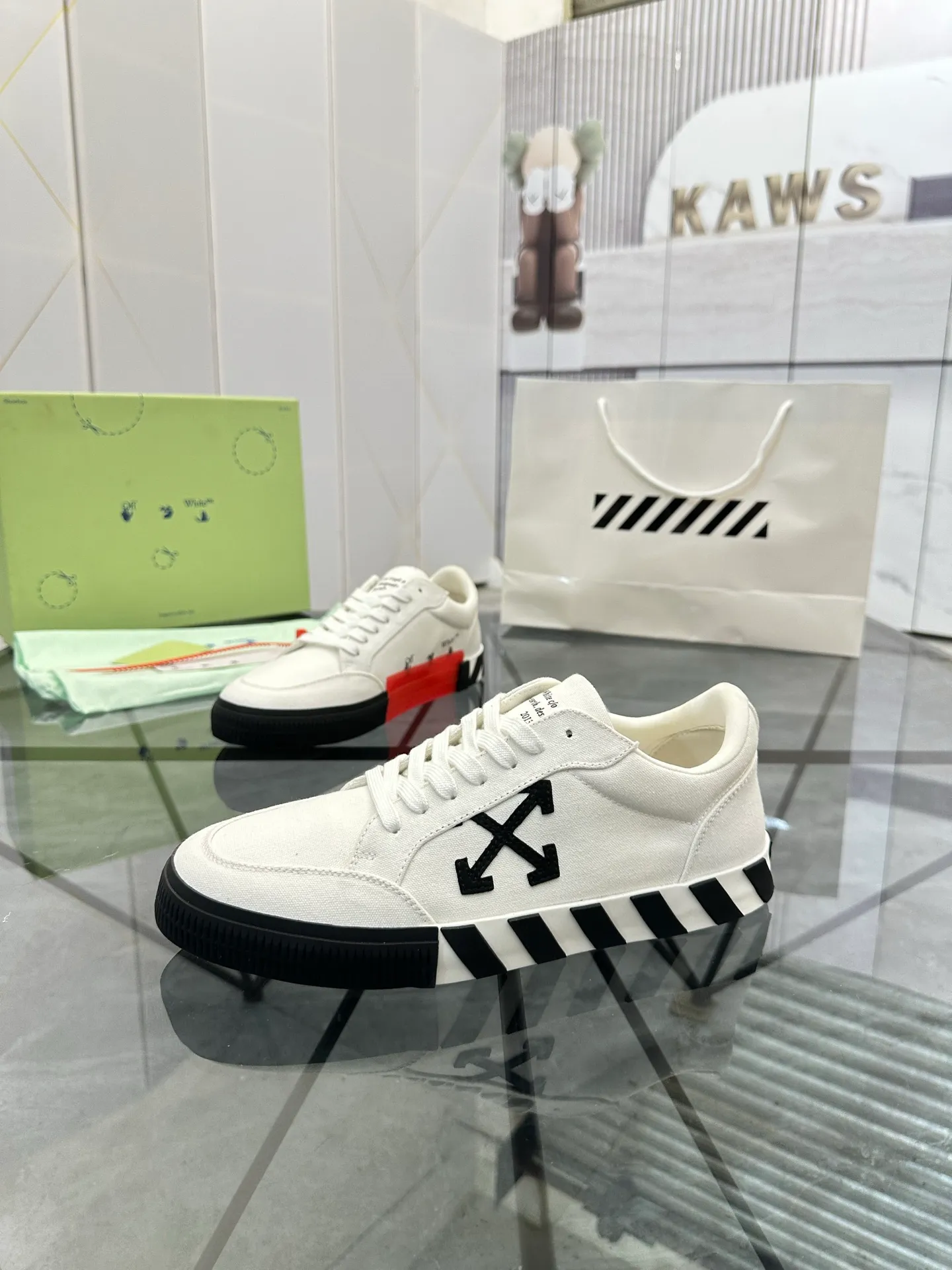 Selling men's shoes 💰: 💰P440¥ Product trademark: OFF WHITE *"OFF WHITE*" low-top casual shoes Regular size: 35-45 (can be customized to 46) Couple style Product materials: Original fabric from the upper counter, breathable lining, original outsole. No.: H203